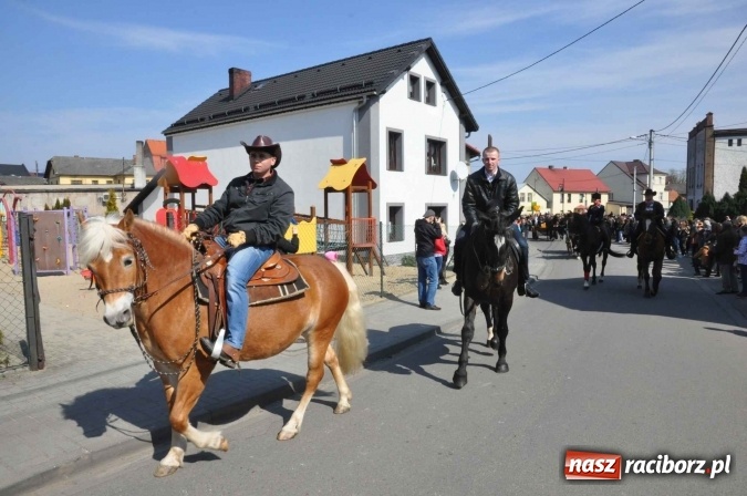 Zdjęcie w galerii na portalu naszraciborz.pl: Dyliżans i baśniowa karoca na procesji wielkanocnej w Pietrowicach Wielkich wiadomości z regionu