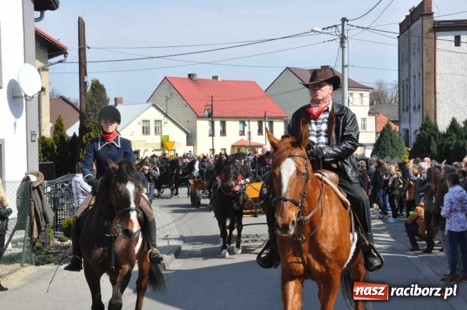 Zdjęcie w galerii na portalu naszraciborz.pl: Dyliżans i baśniowa karoca na procesji wielkanocnej w Pietrowicach Wielkich wiadomości z regionu