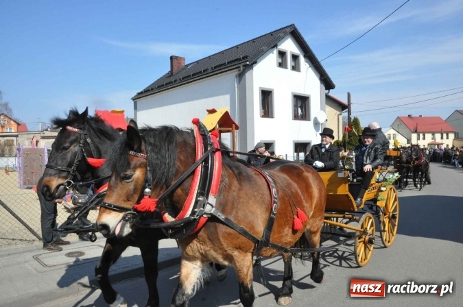 Zdjęcie w galerii na portalu naszraciborz.pl: Dyliżans i baśniowa karoca na procesji wielkanocnej w Pietrowicach Wielkich wiadomości z regionu