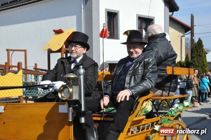 Zdjęcie w galerii na portalu naszraciborz.pl: Dyliżans i baśniowa karoca na procesji wielkanocnej w Pietrowicach Wielkich wiadomości z regionu