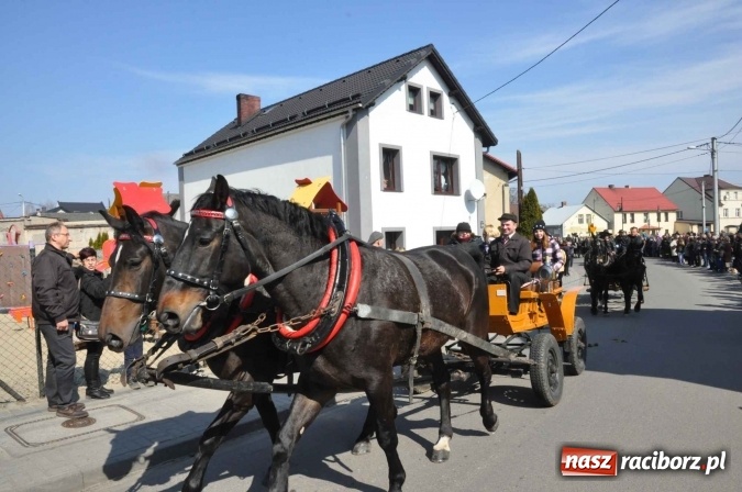 Zdjęcie w galerii na portalu naszraciborz.pl: Dyliżans i baśniowa karoca na procesji wielkanocnej w Pietrowicach Wielkich wiadomości z regionu