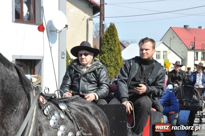 Zdjęcie w galerii na portalu naszraciborz.pl: Dyliżans i baśniowa karoca na procesji wielkanocnej w Pietrowicach Wielkich wiadomości z regionu