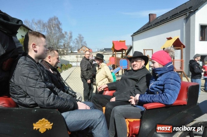 Zdjęcie w galerii na portalu naszraciborz.pl: Dyliżans i baśniowa karoca na procesji wielkanocnej w Pietrowicach Wielkich wiadomości z regionu