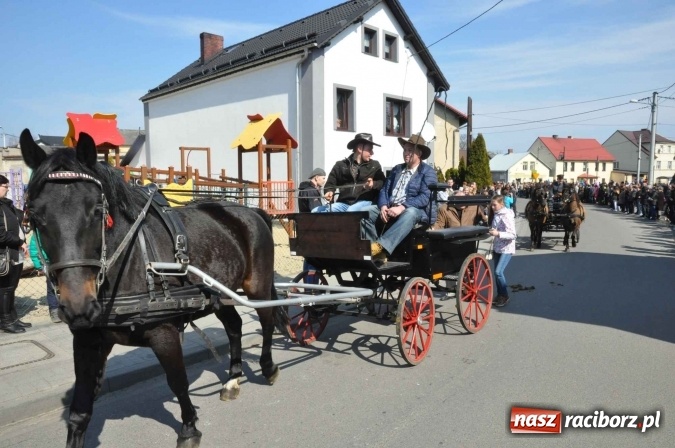 Zdjęcie w galerii na portalu naszraciborz.pl: Dyliżans i baśniowa karoca na procesji wielkanocnej w Pietrowicach Wielkich wiadomości z regionu