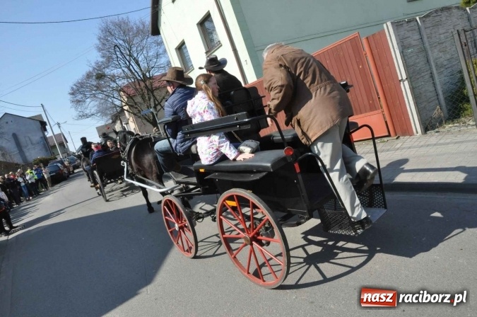 Zdjęcie w galerii na portalu naszraciborz.pl: Dyliżans i baśniowa karoca na procesji wielkanocnej w Pietrowicach Wielkich wiadomości z regionu