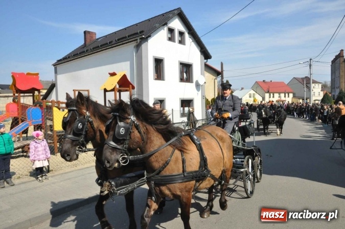 Zdjęcie w galerii na portalu naszraciborz.pl: Dyliżans i baśniowa karoca na procesji wielkanocnej w Pietrowicach Wielkich wiadomości z regionu