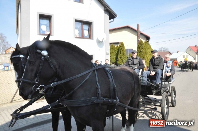 Zdjęcie w galerii na portalu naszraciborz.pl: Dyliżans i baśniowa karoca na procesji wielkanocnej w Pietrowicach Wielkich wiadomości z regionu