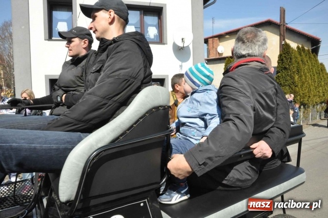 Zdjęcie w galerii na portalu naszraciborz.pl: Dyliżans i baśniowa karoca na procesji wielkanocnej w Pietrowicach Wielkich wiadomości z regionu