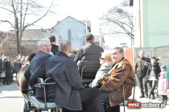 Zdjęcie w galerii na portalu naszraciborz.pl: Dyliżans i baśniowa karoca na procesji wielkanocnej w Pietrowicach Wielkich wiadomości z regionu