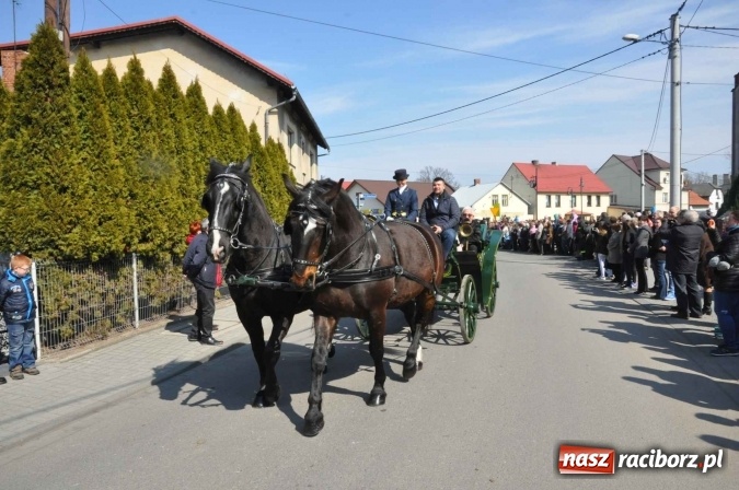 Zdjęcie w galerii na portalu naszraciborz.pl: Dyliżans i baśniowa karoca na procesji wielkanocnej w Pietrowicach Wielkich wiadomości z regionu