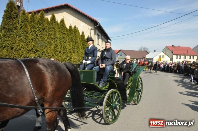Zdjęcie w galerii na portalu naszraciborz.pl: Dyliżans i baśniowa karoca na procesji wielkanocnej w Pietrowicach Wielkich wiadomości z regionu