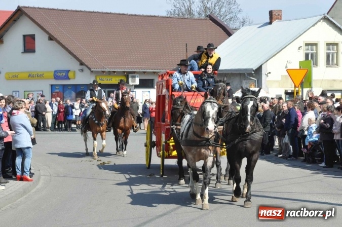 Zdjęcie w galerii na portalu naszraciborz.pl: Dyliżans i baśniowa karoca na procesji wielkanocnej w Pietrowicach Wielkich wiadomości z regionu