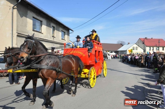 Zdjęcie w galerii na portalu naszraciborz.pl: Dyliżans i baśniowa karoca na procesji wielkanocnej w Pietrowicach Wielkich wiadomości z regionu