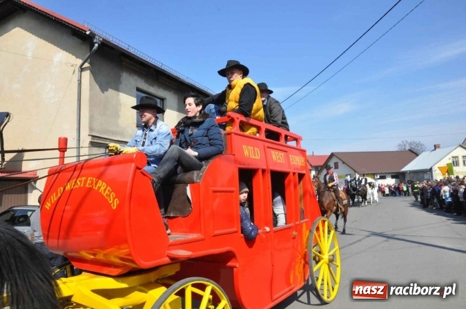 Zdjęcie w galerii na portalu naszraciborz.pl: Dyliżans i baśniowa karoca na procesji wielkanocnej w Pietrowicach Wielkich wiadomości z regionu
