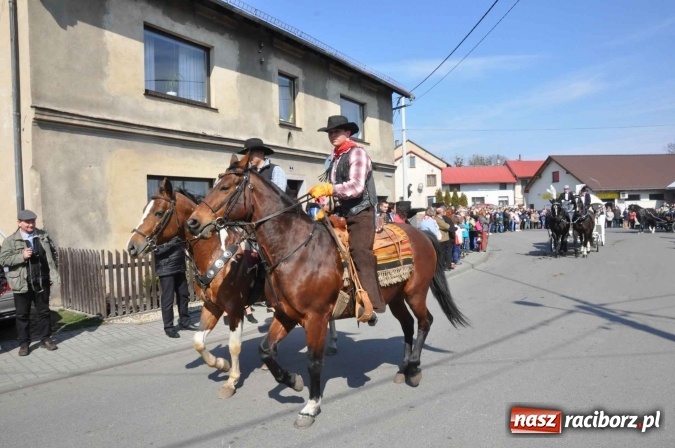 Zdjęcie w galerii na portalu naszraciborz.pl: Dyliżans i baśniowa karoca na procesji wielkanocnej w Pietrowicach Wielkich wiadomości z regionu