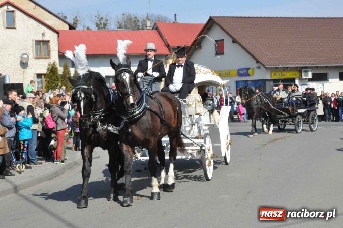 Zdjęcie w galerii na portalu naszraciborz.pl: Dyliżans i baśniowa karoca na procesji wielkanocnej w Pietrowicach Wielkich wiadomości z regionu