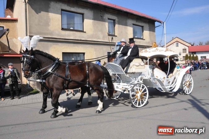Zdjęcie w galerii na portalu naszraciborz.pl: Dyliżans i baśniowa karoca na procesji wielkanocnej w Pietrowicach Wielkich wiadomości z regionu