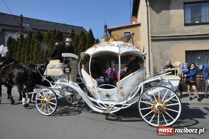 Zdjęcie w galerii na portalu naszraciborz.pl: Dyliżans i baśniowa karoca na procesji wielkanocnej w Pietrowicach Wielkich wiadomości z regionu