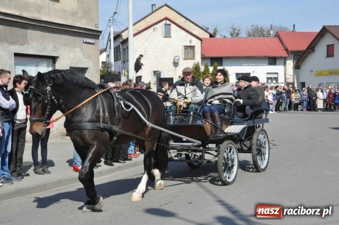 Zdjęcie w galerii na portalu naszraciborz.pl: Dyliżans i baśniowa karoca na procesji wielkanocnej w Pietrowicach Wielkich wiadomości z regionu