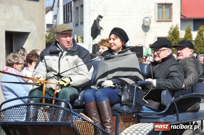 Zdjęcie w galerii na portalu naszraciborz.pl: Dyliżans i baśniowa karoca na procesji wielkanocnej w Pietrowicach Wielkich wiadomości z regionu