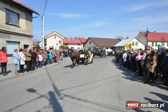 Zdjęcie w galerii na portalu naszraciborz.pl: Dyliżans i baśniowa karoca na procesji wielkanocnej w Pietrowicach Wielkich wiadomości z regionu