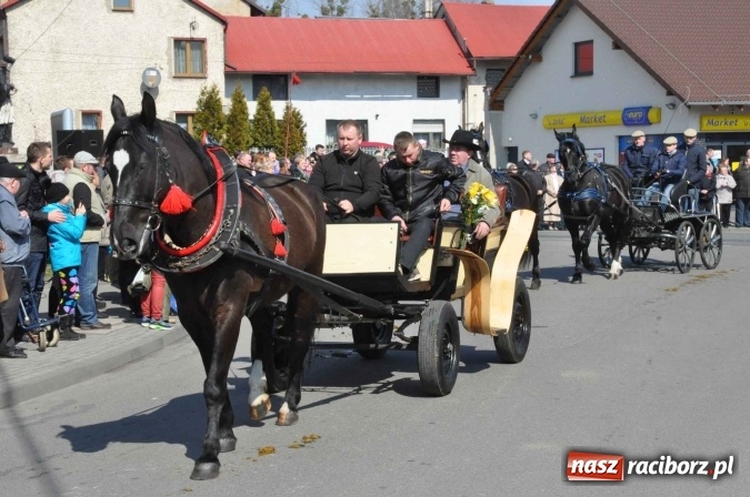 Zdjęcie w galerii na portalu naszraciborz.pl: Dyliżans i baśniowa karoca na procesji wielkanocnej w Pietrowicach Wielkich wiadomości z regionu