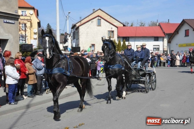 Zdjęcie w galerii na portalu naszraciborz.pl: Dyliżans i baśniowa karoca na procesji wielkanocnej w Pietrowicach Wielkich wiadomości z regionu