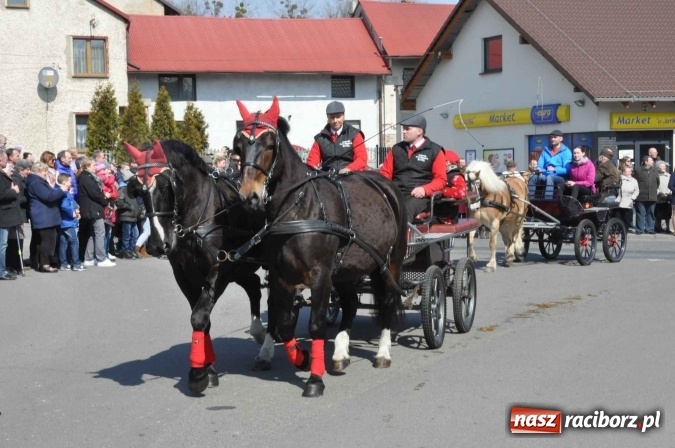 Zdjęcie w galerii na portalu naszraciborz.pl: Dyliżans i baśniowa karoca na procesji wielkanocnej w Pietrowicach Wielkich wiadomości z regionu