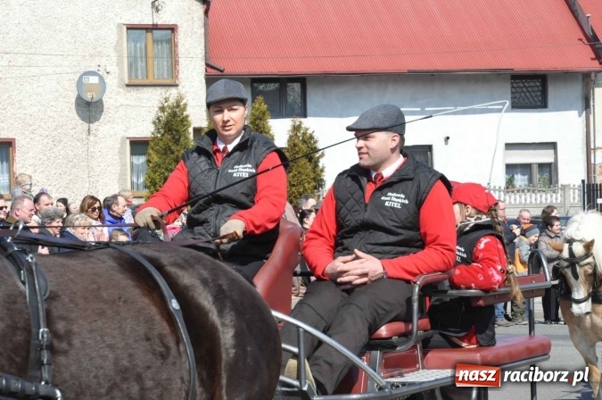 Zdjęcie w galerii na portalu naszraciborz.pl: Dyliżans i baśniowa karoca na procesji wielkanocnej w Pietrowicach Wielkich wiadomości z regionu