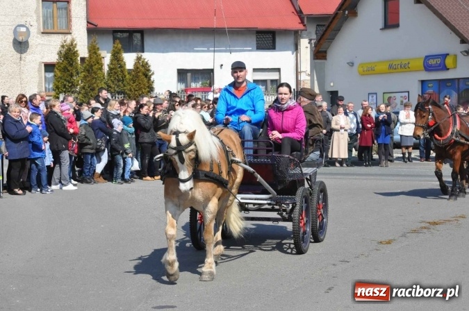 Zdjęcie w galerii na portalu naszraciborz.pl: Dyliżans i baśniowa karoca na procesji wielkanocnej w Pietrowicach Wielkich wiadomości z regionu