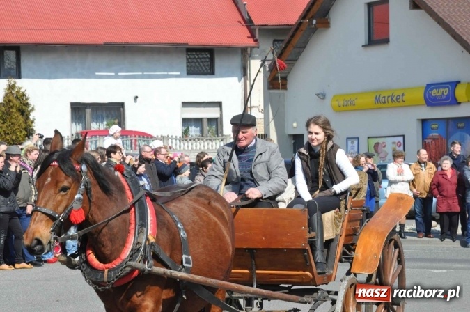 Zdjęcie w galerii na portalu naszraciborz.pl: Dyliżans i baśniowa karoca na procesji wielkanocnej w Pietrowicach Wielkich wiadomości z regionu