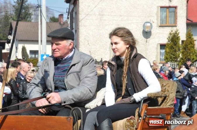 Zdjęcie w galerii na portalu naszraciborz.pl: Dyliżans i baśniowa karoca na procesji wielkanocnej w Pietrowicach Wielkich wiadomości z regionu