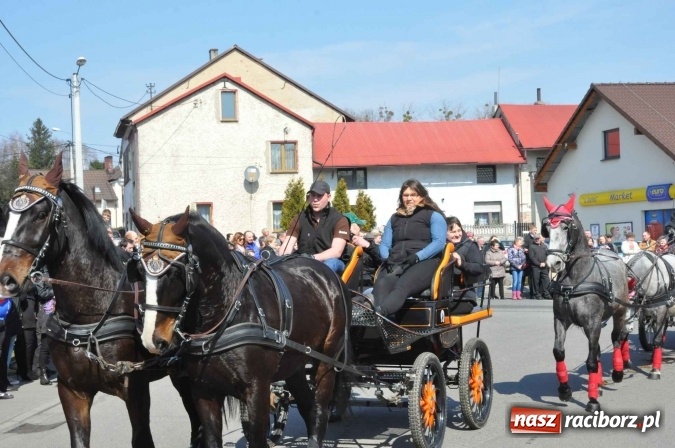 Zdjęcie w galerii na portalu naszraciborz.pl: Dyliżans i baśniowa karoca na procesji wielkanocnej w Pietrowicach Wielkich wiadomości z regionu