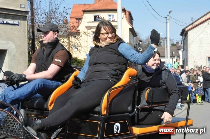 Zdjęcie w galerii na portalu naszraciborz.pl: Dyliżans i baśniowa karoca na procesji wielkanocnej w Pietrowicach Wielkich wiadomości z regionu