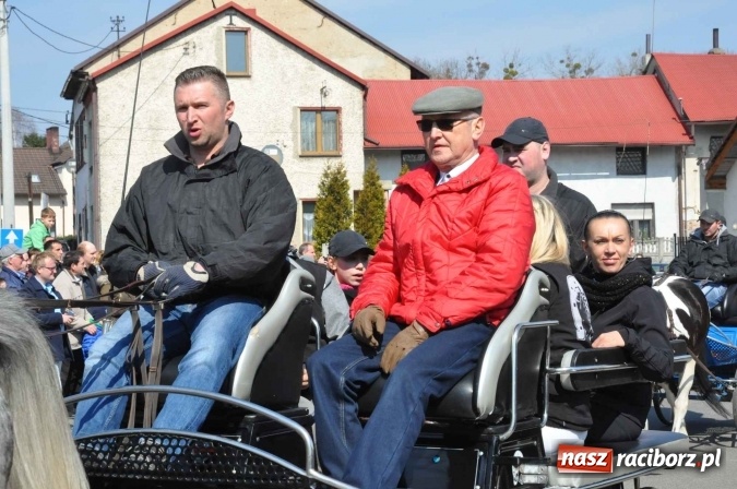 Zdjęcie w galerii na portalu naszraciborz.pl: Dyliżans i baśniowa karoca na procesji wielkanocnej w Pietrowicach Wielkich wiadomości z regionu