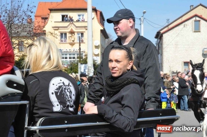 Zdjęcie w galerii na portalu naszraciborz.pl: Dyliżans i baśniowa karoca na procesji wielkanocnej w Pietrowicach Wielkich wiadomości z regionu