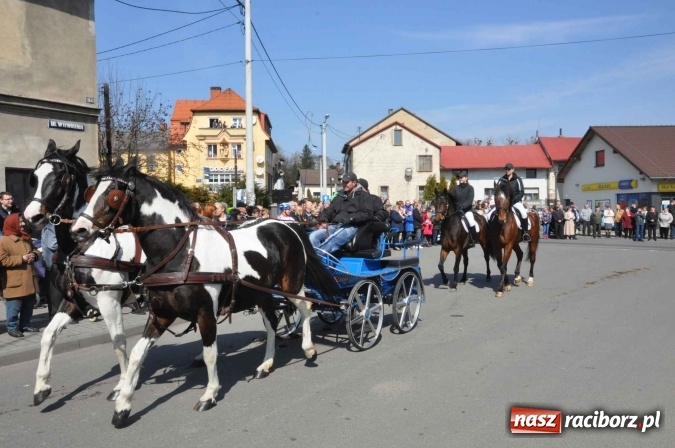 Zdjęcie w galerii na portalu naszraciborz.pl: Dyliżans i baśniowa karoca na procesji wielkanocnej w Pietrowicach Wielkich wiadomości z regionu
