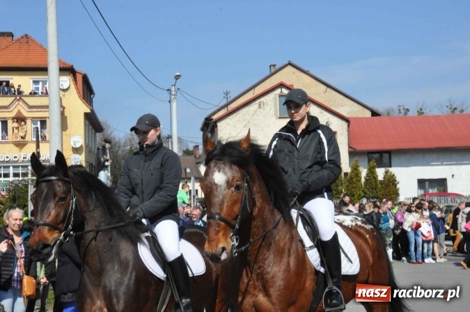 Zdjęcie w galerii na portalu naszraciborz.pl: Dyliżans i baśniowa karoca na procesji wielkanocnej w Pietrowicach Wielkich wiadomości z regionu