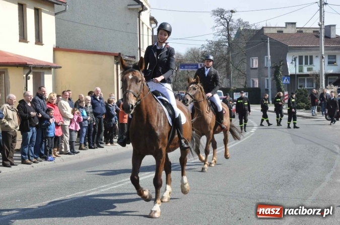 Zdjęcie w galerii na portalu naszraciborz.pl: Dyliżans i baśniowa karoca na procesji wielkanocnej w Pietrowicach Wielkich wiadomości z regionu