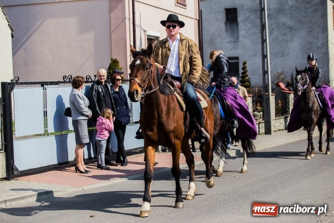 Zdjęcie w galerii na portalu naszraciborz.pl: Sudolskie radosne rajtowanie, czyli z Jezusem Zmartwychwstałym przez pola wiadomości z regionu