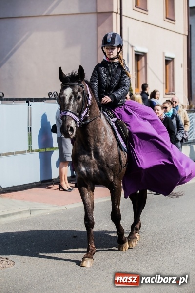 Zdjęcie w galerii na portalu naszraciborz.pl: Sudolskie radosne rajtowanie, czyli z Jezusem Zmartwychwstałym przez pola wiadomości z regionu