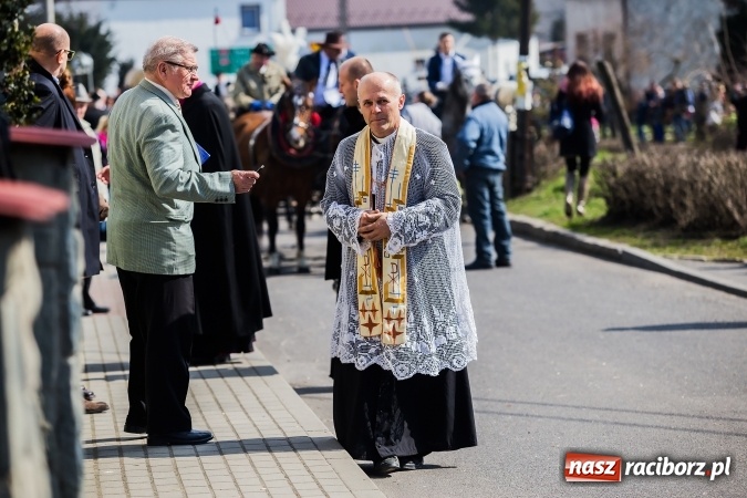 Zdjęcie w galerii na portalu naszraciborz.pl: Sudolskie radosne rajtowanie, czyli z Jezusem Zmartwychwstałym przez pola wiadomości z regionu