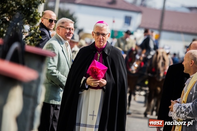Zdjęcie w galerii na portalu naszraciborz.pl: Sudolskie radosne rajtowanie, czyli z Jezusem Zmartwychwstałym przez pola wiadomości z regionu