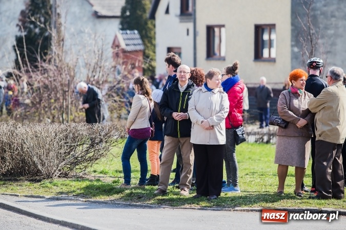 Zdjęcie w galerii na portalu naszraciborz.pl: Sudolskie radosne rajtowanie, czyli z Jezusem Zmartwychwstałym przez pola wiadomości z regionu