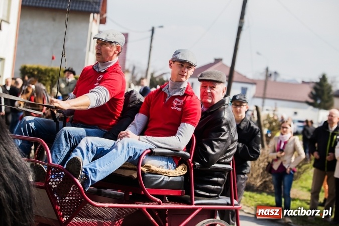 Zdjęcie w galerii na portalu naszraciborz.pl: Sudolskie radosne rajtowanie, czyli z Jezusem Zmartwychwstałym przez pola wiadomości z regionu