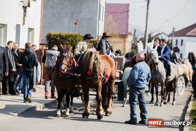 Zdjęcie w galerii na portalu naszraciborz.pl: Sudolskie radosne rajtowanie, czyli z Jezusem Zmartwychwstałym przez pola wiadomości z regionu