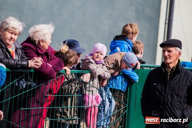 Zdjęcie w galerii na portalu naszraciborz.pl: Sudolskie radosne rajtowanie, czyli z Jezusem Zmartwychwstałym przez pola wiadomości z regionu