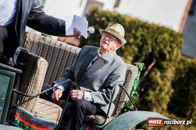 Zdjęcie w galerii na portalu naszraciborz.pl: Sudolskie radosne rajtowanie, czyli z Jezusem Zmartwychwstałym przez pola wiadomości z regionu