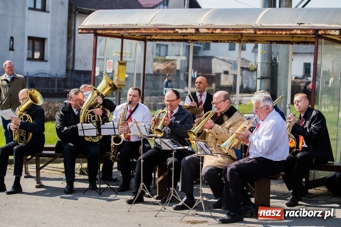 Zdjęcie w galerii na portalu naszraciborz.pl: Sudolskie radosne rajtowanie, czyli z Jezusem Zmartwychwstałym przez pola wiadomości z regionu