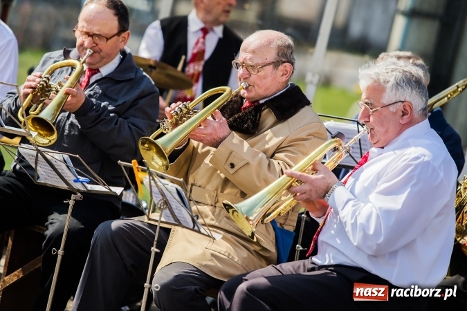 Zdjęcie w galerii na portalu naszraciborz.pl: Sudolskie radosne rajtowanie, czyli z Jezusem Zmartwychwstałym przez pola wiadomości z regionu